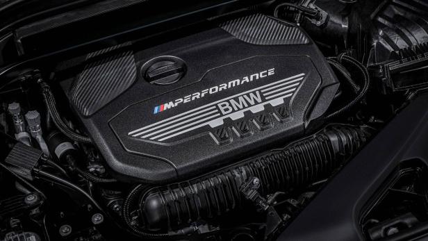 Detailaufnahme eines BMW M Performance Motors.