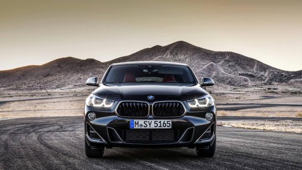 Ein schwarzer BMW X2 vor einer Bergkulisse.