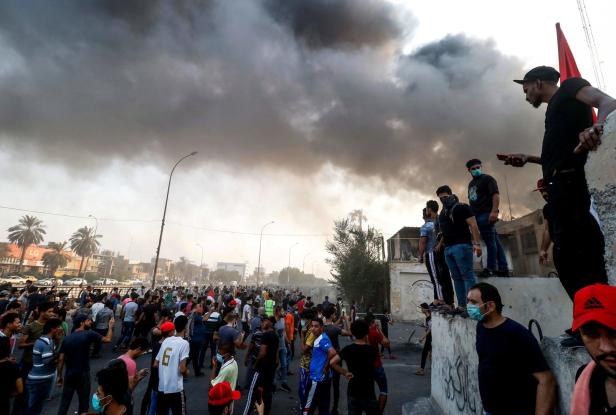 Demonstranten im Basra setzen iranisches Konsulat in Brand