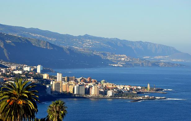 Blick auf Puerto de la Cruz, Teneriffa, mit Bergen im Hintergrund.