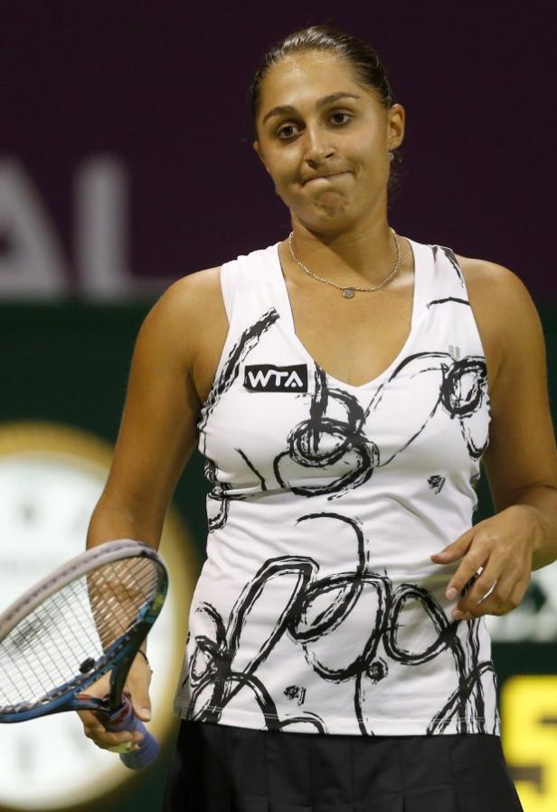 Eine Tennisspielerin mit einem Tennisschläger auf dem Platz.