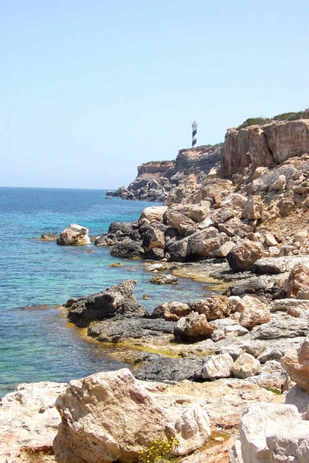 Ibiza im Herbst: Zebra-Leuchtturm und Höhlenkult