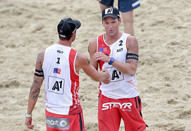 Zwei Beachvolleyballspieler der österreichischen Nationalmannschaft geben sich die Hand.