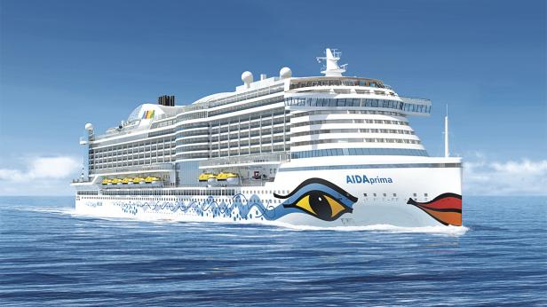 Das Kreuzfahrtschiff AIDAprima fährt auf dem offenen Meer.