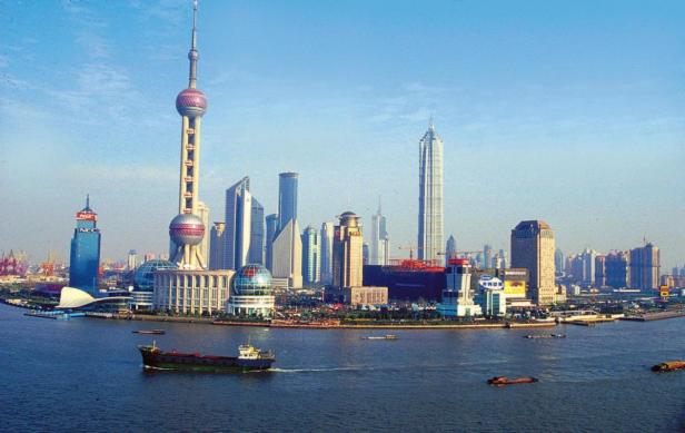 Die Skyline von Shanghai mit dem Oriental Pearl Tower und anderen Wolkenkratzern am Ufer des Flusses Huangpu.