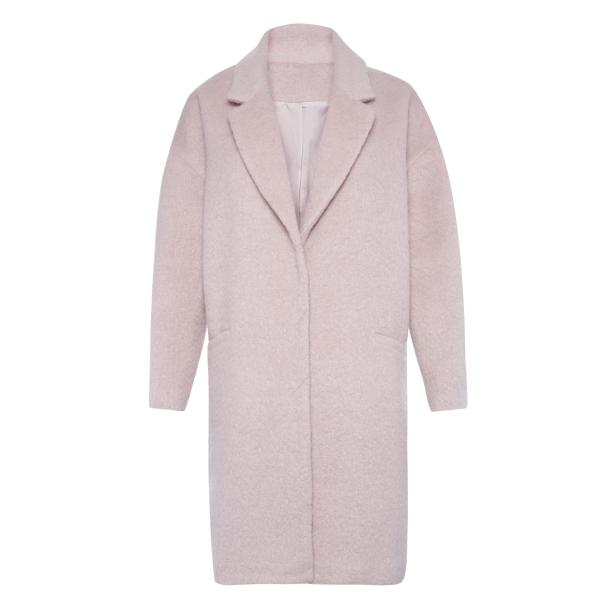 Ein hellrosa Wollmantel vor einem weißen Hintergrund.