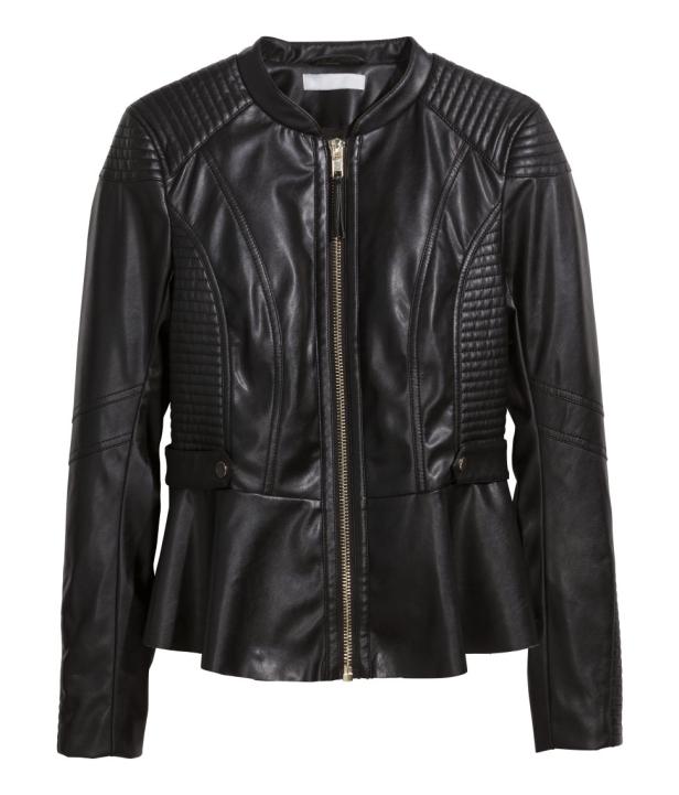 Eine schwarze Lederjacke mit goldenem Reißverschluss und Schößchen.