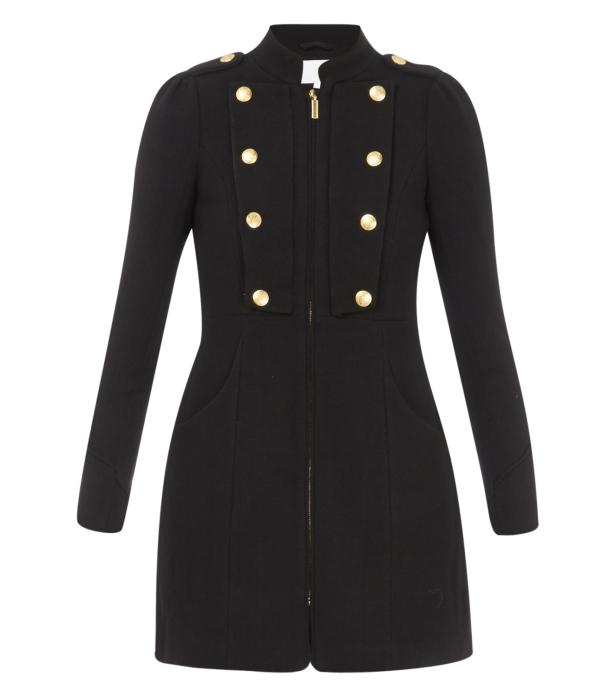 Ein schwarzer Mantel mit goldenen Knöpfen und einem goldenen Reißverschluss.
