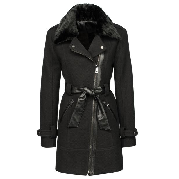 Ein schwarzer Mantel mit Fellkragen und einem Gürtel aus Leder ist zu sehen.