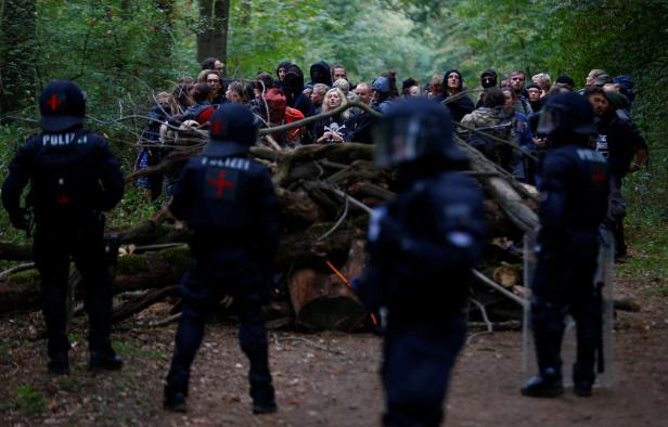 Hambacher Forst: Polizei setzte Räumung der Baumhäuser fort