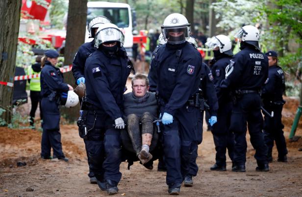 Hambacher Forst: Polizei setzte Räumung der Baumhäuser fort