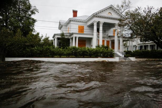 "Florence" bleibt hoch gefährlich: Südosten der USA unter Wasser