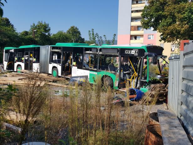 Kollision zwischen Zug und Linienbus: Buslenkerin tot