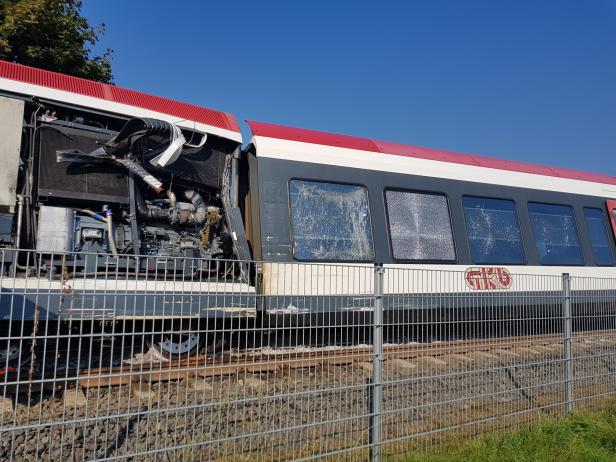 Kollision zwischen Zug und Linienbus: Buslenkerin tot