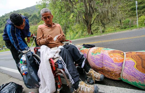 Querschnittsgelähmter Venezolaner unternimmt Odyssee im Rollstuhl