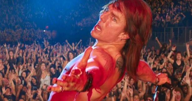 Tom Cruise als Stacee Jaxx auf der Bühne während einer Aufführung vor jubelnden Fans.