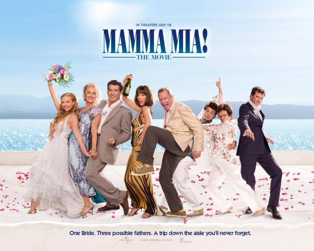 Das Filmplakat zu „Mamma Mia! The Movie“ zeigt die Hauptdarsteller vor einem griechischen Meerblick.
