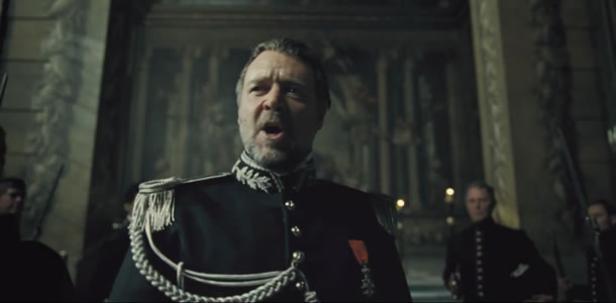 Russell Crowe in Uniform in einer Szene aus dem Film „Les Misérables“.