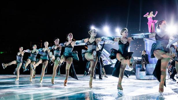 Am 9. und 10. Oktober in Verona: Intimissimi on Ice Eine Gruppe Eiskunstläuferinnen in Kostümen tritt auf einer Eisfläche auf.