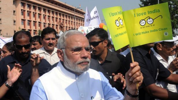 Narendra Modi hält Schilder mit der Aufschrift „I love India“ bei einer Kundgebung.