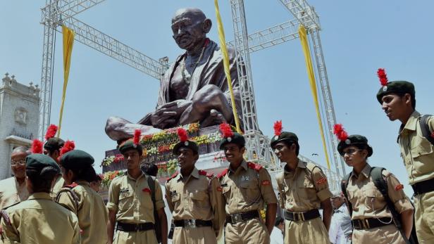 Eine Statue von Mahatma Gandhi, umgeben von Kadetten des National Cadet Corps.