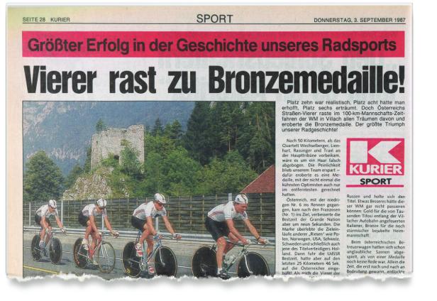 Eine österreichische Radsportmannschaft rast auf einer Straße zu einer Bronzemedaille.