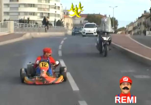 Ein Mann im Mario-Kostüm fährt ein Go-Kart auf einer öffentlichen Straße.