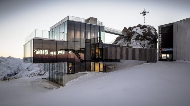 Das Ice Q Restaurant auf dem Gaislachkogl in Sölden, mit einem Gipfelkreuz im Hintergrund.