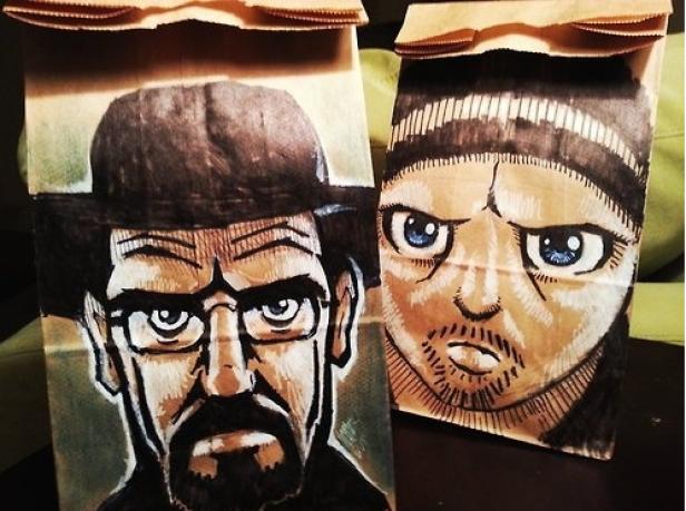 Zwei bemalte Papiertüten zeigen die Gesichter von Walter White und Jesse Pinkman aus „Breaking Bad“.