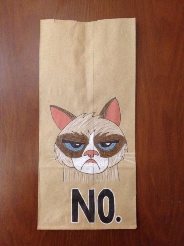 Eine Papiertüte mit einer Zeichnung von Grumpy Cat und dem Wort „NO.“.