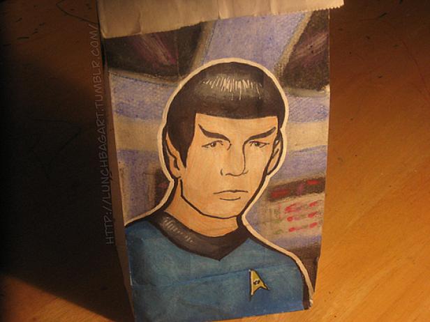 Eine bemalte Papiertüte zeigt ein Porträt von Spock aus „Star Trek“.