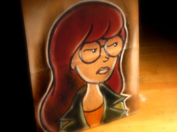Eine stoische Darstellung von Daria Morgendorffer mit ihrer charakteristischen Brille.