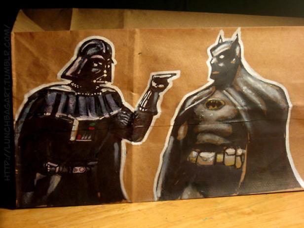 Darth Vader zeigt mit dem Finger auf Batman auf einer braunen Papiertüte.