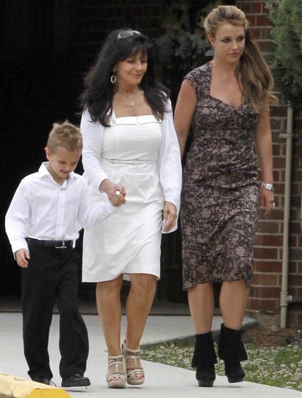 Britney Spears mit ihrer Mutter und einem Kind unterwegs.