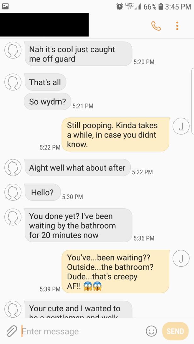 Ein Screenshot einer SMS-Konversation über Wartezeiten vor einer Badezimmertür.