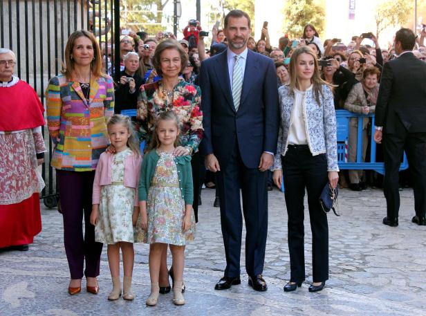 Die spanische Königsfamilie posiert vor einer Menschenmenge.