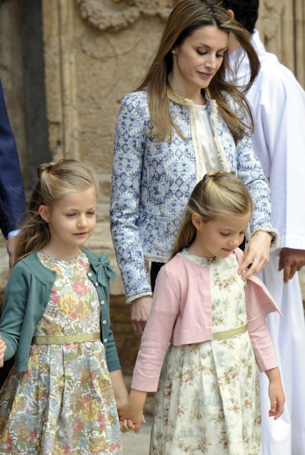 Königin Letizia mit ihren Töchtern Leonor und Sofía, die Händchen halten.