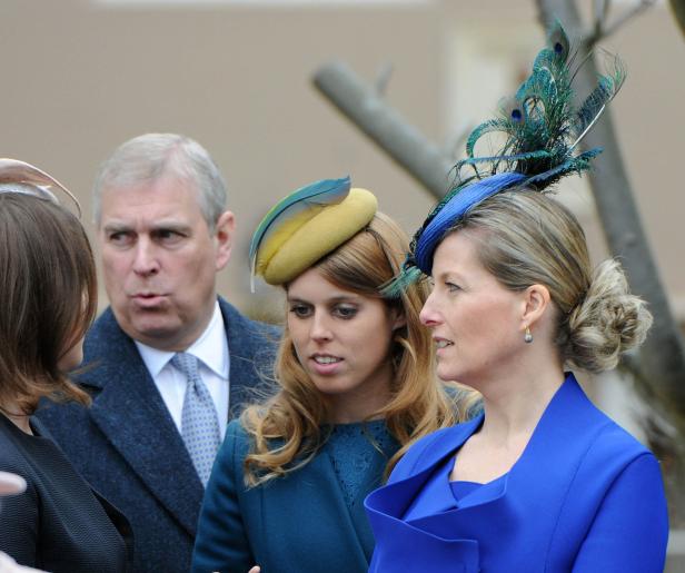 Prinz Andrew, Prinzessin Beatrice und Sophie von Wessex mit auffälligen Hüten.
