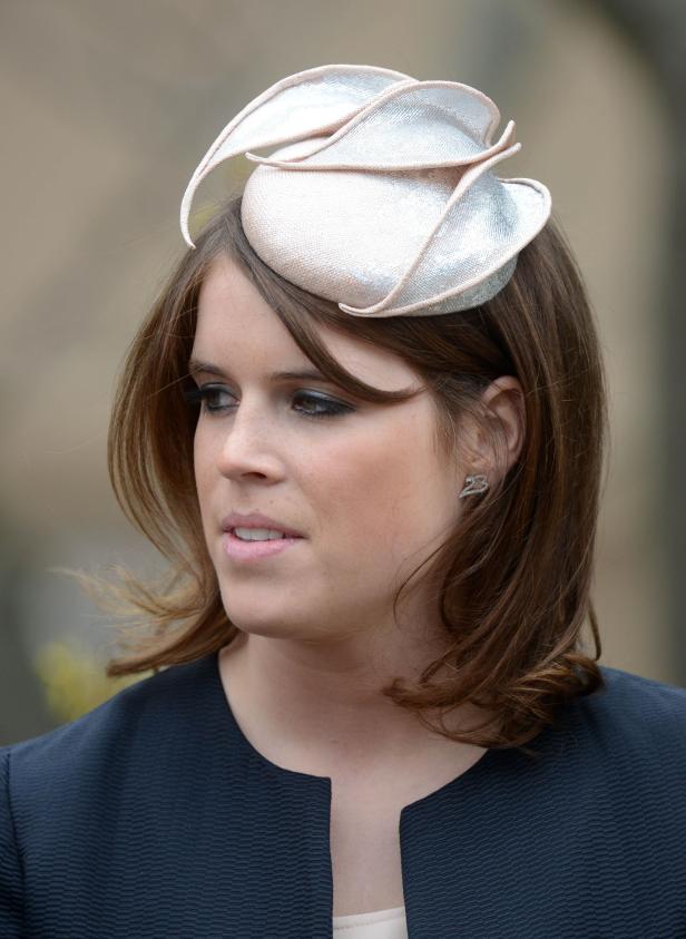 Prinzessin Eugenie mit einem auffälligen Hut bei einer Veranstaltung.