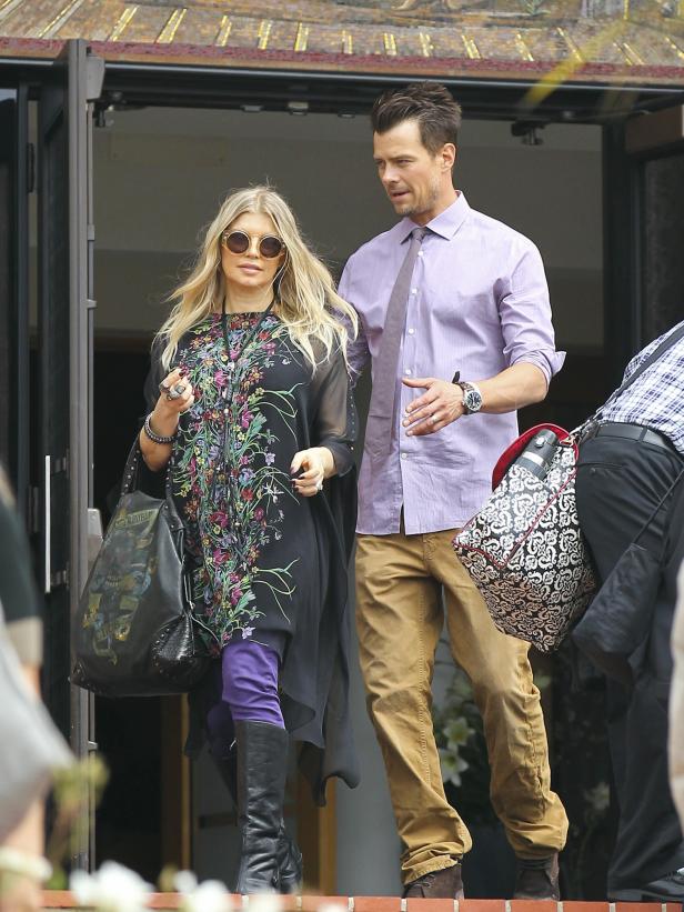 Fergie und Josh Duhamel verlassen gemeinsam ein Gebäude.