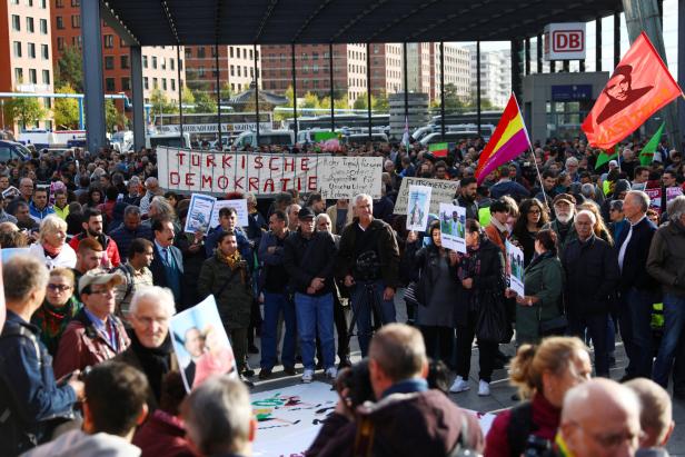 Hunderte demonstrieren in Berlin gegen Staatsbesuch von Erdogan