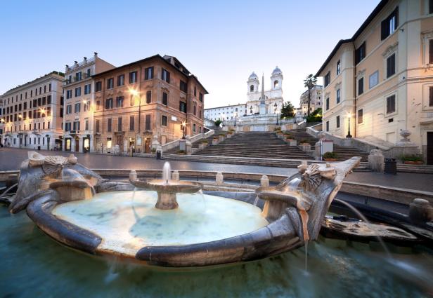 Die Spanische Treppe und der Brunnen Fontana della Barcaccia in Rom.