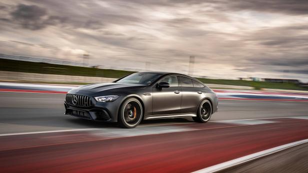 Ein grauer Mercedes-AMG GT 63 S E Performance auf einer Rennstrecke.