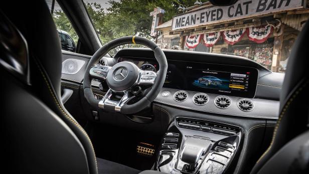 Innenraum eines Mercedes-AMG mit Blick auf das „Mean-Eyed Cat Bar“ Schild.