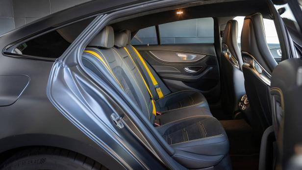 Der Innenraum eines Autos mit schwarzen Ledersitzen und gelben Akzenten.