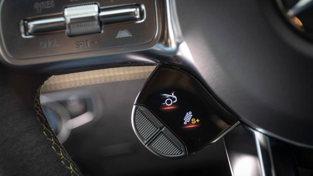 Nahaufnahme der Bedienelemente am Lenkrad eines Autos.