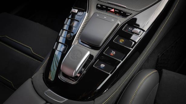 Detailaufnahme der Mittelkonsole eines Mercedes-AMG mit verschiedenen Bedienelementen.