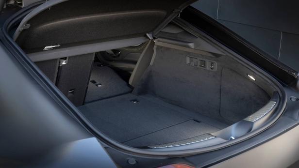 Der leere Kofferraum eines Autos mit grauer Auskleidung.