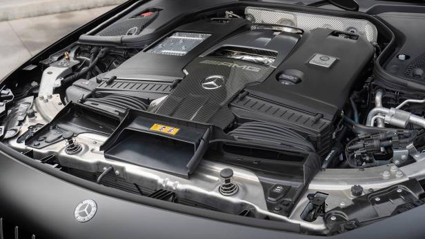Ein Blick in den Motorraum eines Mercedes-AMG.