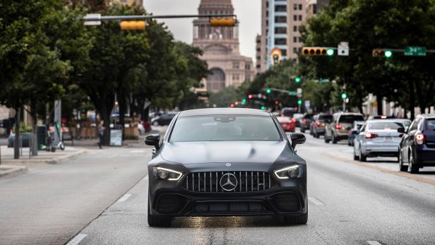 Ein schwarzer Mercedes-AMG GT steht auf einer Straße in Austin, Texas.
